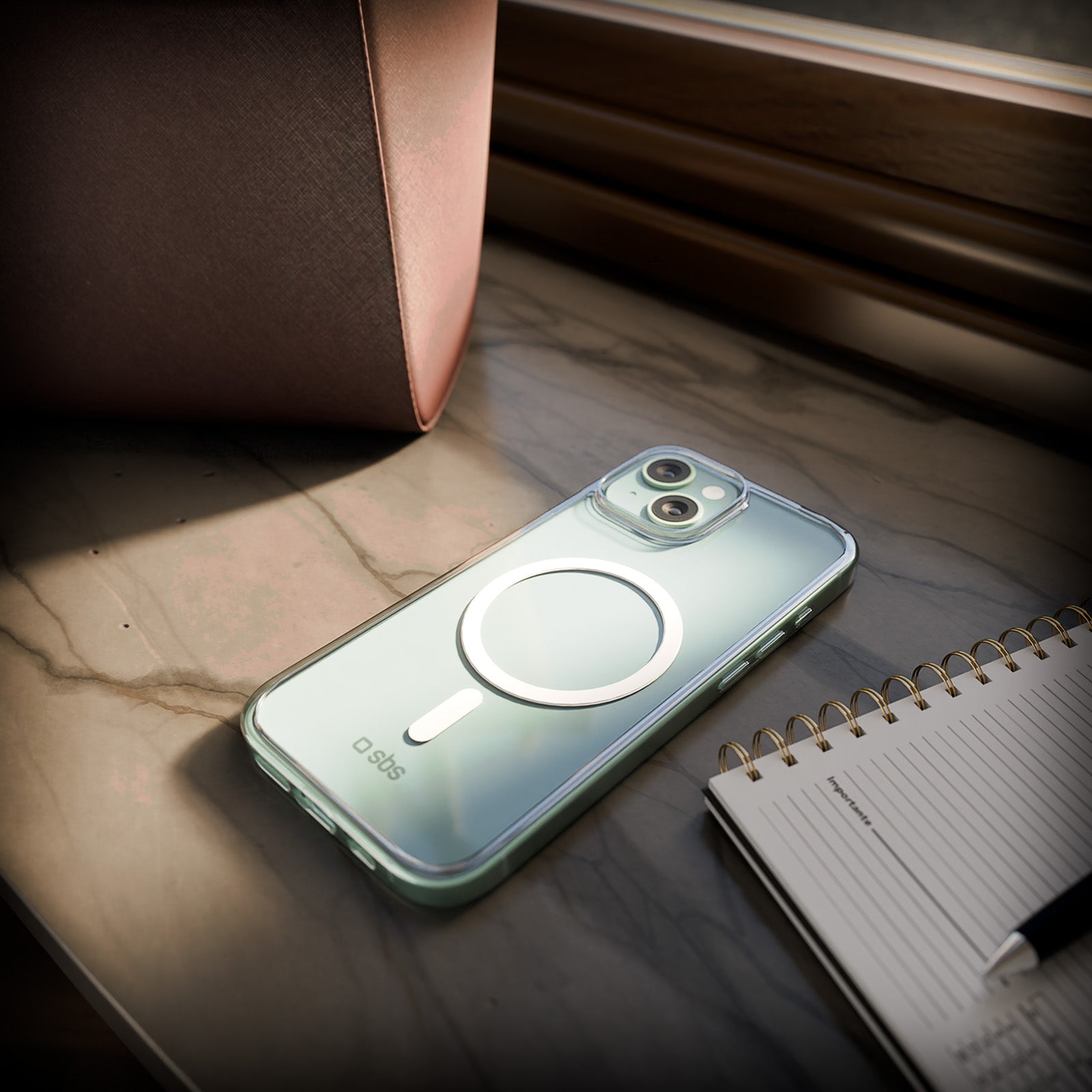 Rigid transparent case compatible with MagSafe charging for iPhone 14/13