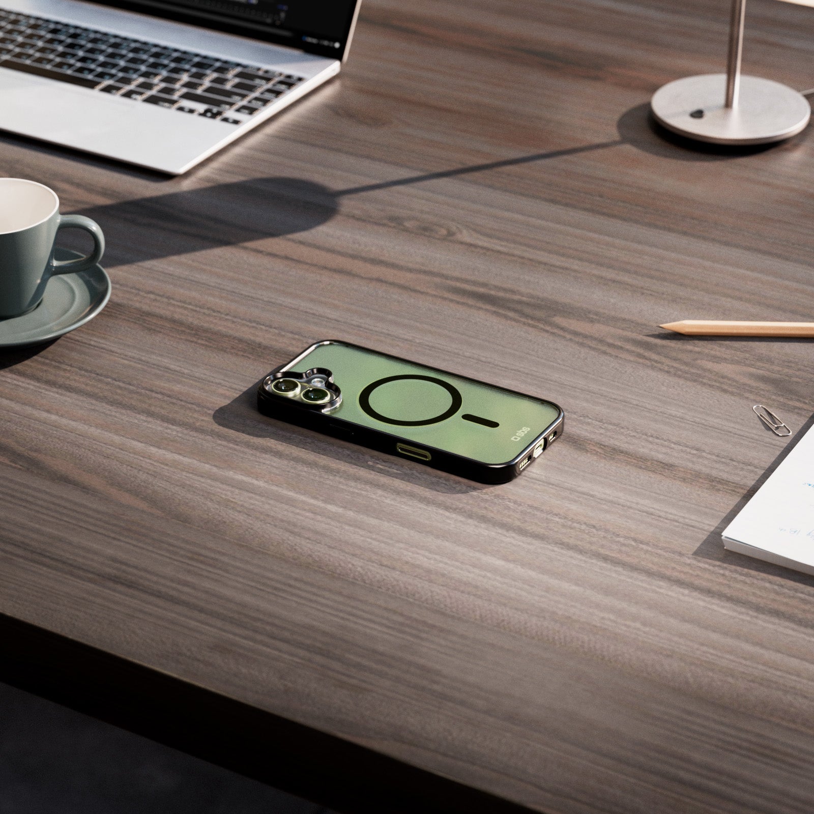 Cover for iPhone 17 with coloured edges compatible with MagSafe charging